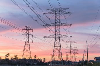 Foto de tendido eléctrico residencial durante el atardecer