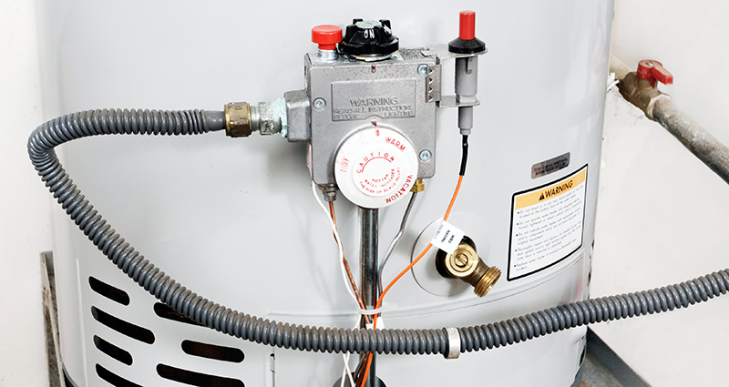Foto de la etiqueta, los conectores y el termostato de un calentador de agua