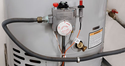 Foto de la etiqueta, los conectores y el termostato de un calentador de agua